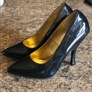 Pin Up Couture Bombshell Pump